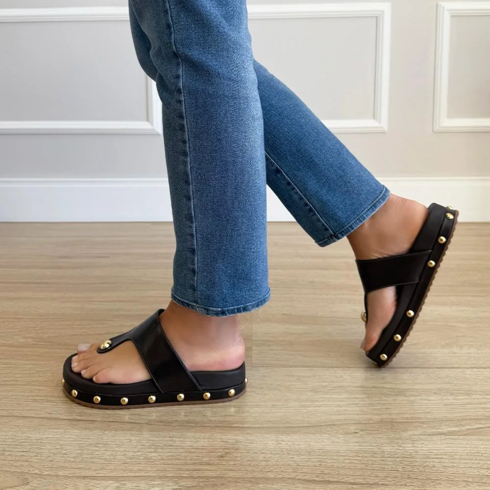 Francy - Sandália Flat Rasteira Marrom com Tachas Douradas Marrom 4