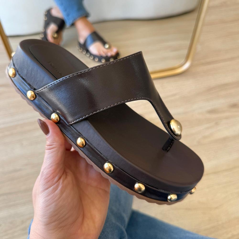 Francy - Sandália Flat Rasteira Marrom com Tachas Douradas Marrom 6