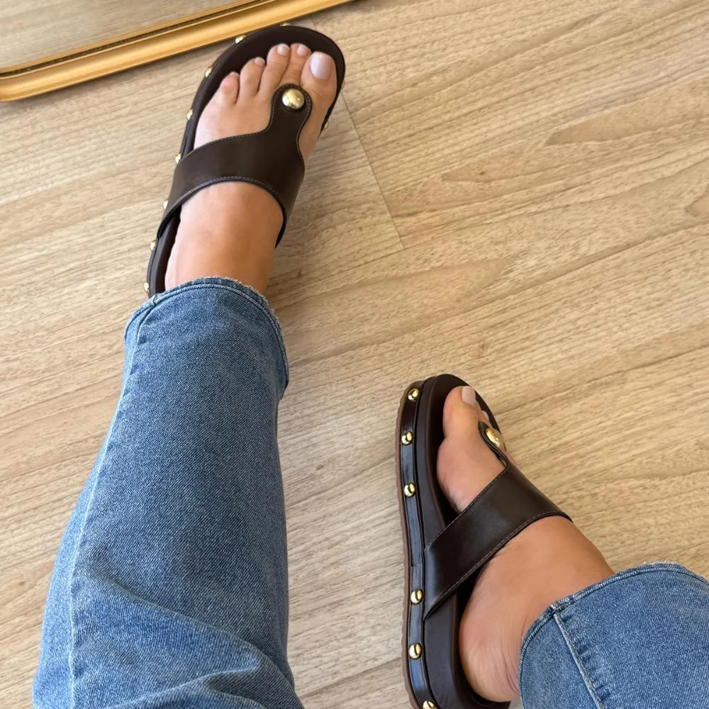 Francy - Sandália Flat Rasteira Marrom com Tachas Douradas Marrom 7