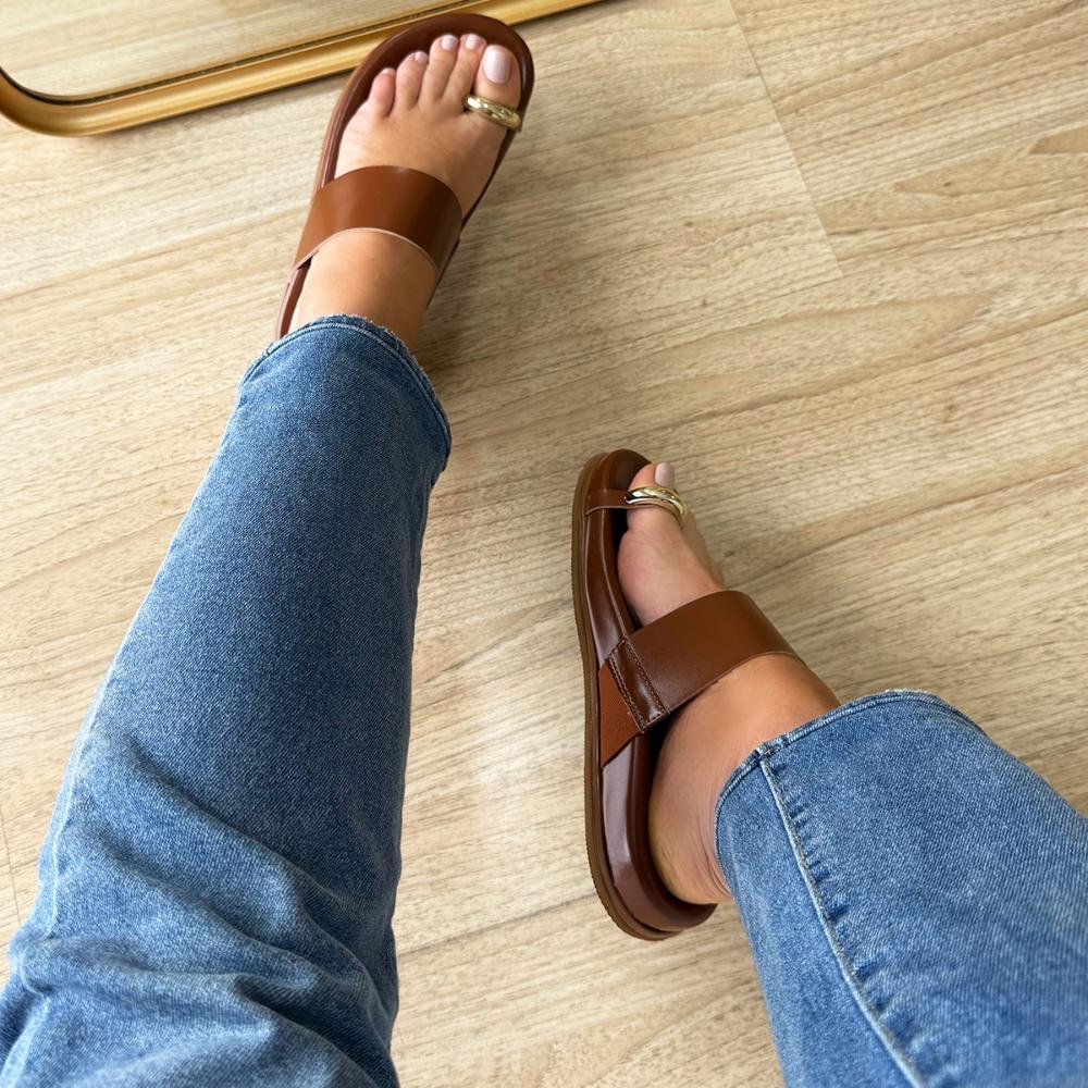 Lizzy - Flat Feminina Tira Larga Marrom e Detalhe Metal Marrom 1