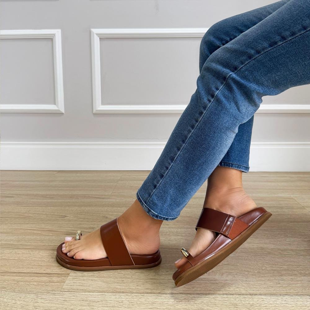 Lizzy - Flat Feminina Tira Larga Marrom e Detalhe Metal Marrom 2