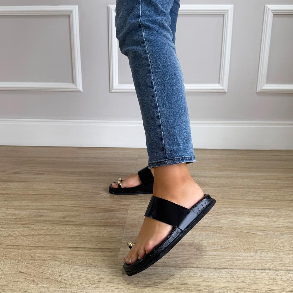 Lizzy - Flat Feminina Tira Larga Preta e Detalhe Metal Preto 7