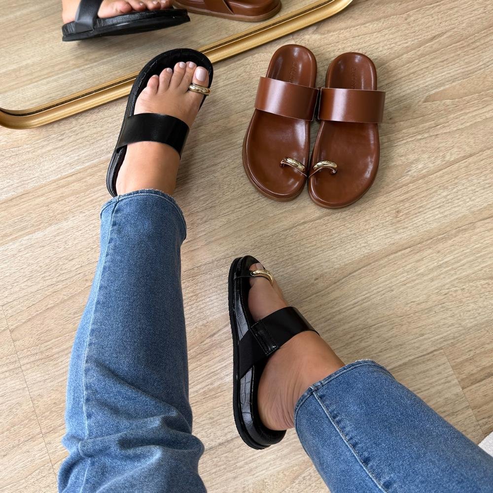 Lizzy - Flat Feminina Tira Larga Preta e Detalhe Metal Preto 8