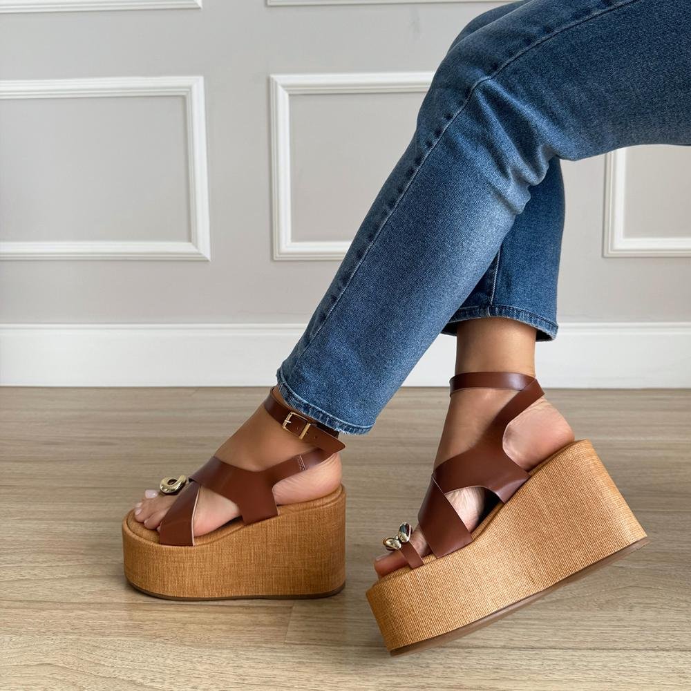 Nubia - Sandália Plataforma Caramelo Tiras Cruzadas e Detalhe Dourado Caramelo 2