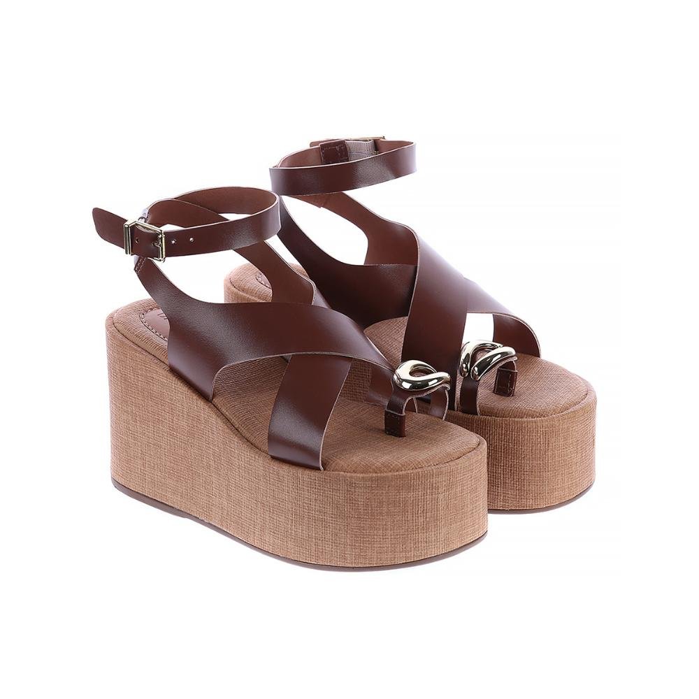 Nubia - Sandália Plataforma Caramelo Tiras Cruzadas e Detalhe Dourado Caramelo 3