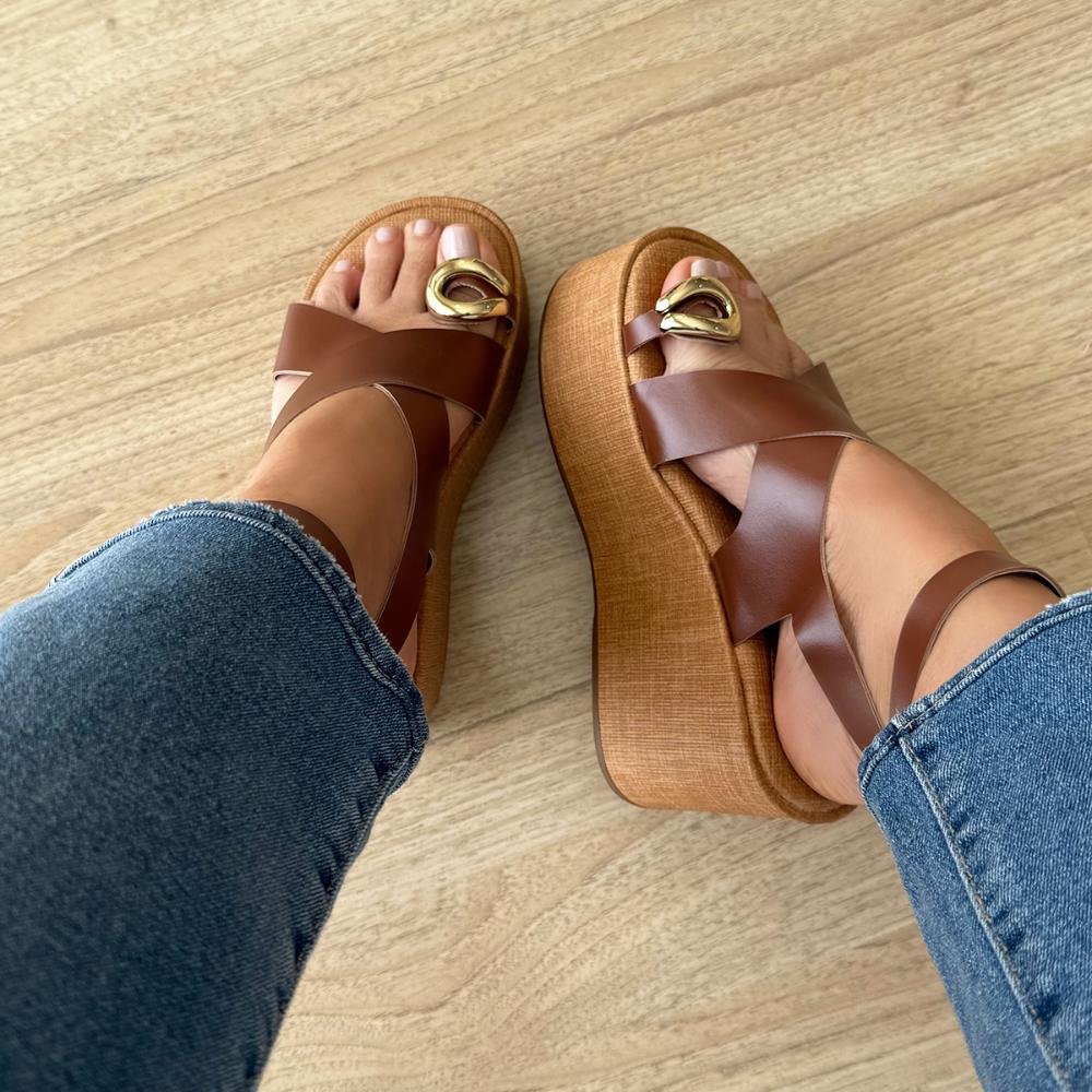 Nubia - Sandália Plataforma Caramelo Tiras Cruzadas e Detalhe Dourado Caramelo 5