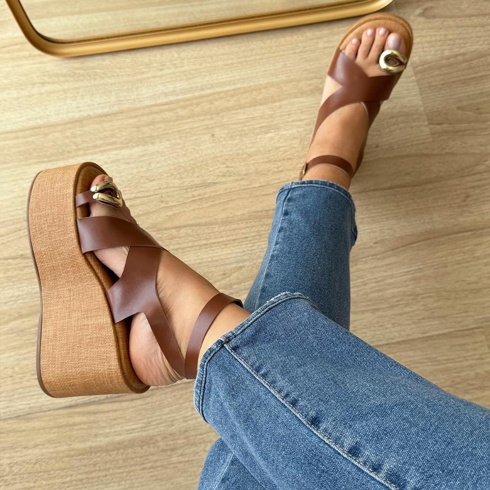Nubia - Sandália Plataforma Caramelo Tiras Cruzadas e Detalhe Dourado Caramelo 6
