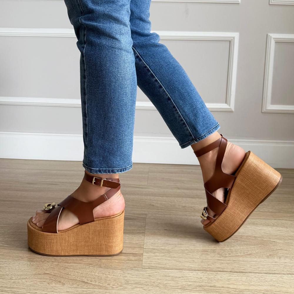 Nubia - Sandália Plataforma Caramelo Tiras Cruzadas e Detalhe Dourado Caramelo 7