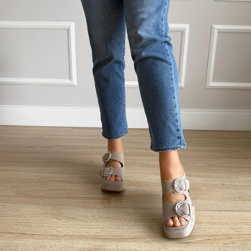 Karyn - Tamanco Plataforma Cinza Fivela Vintage com Tachas Cinza 7