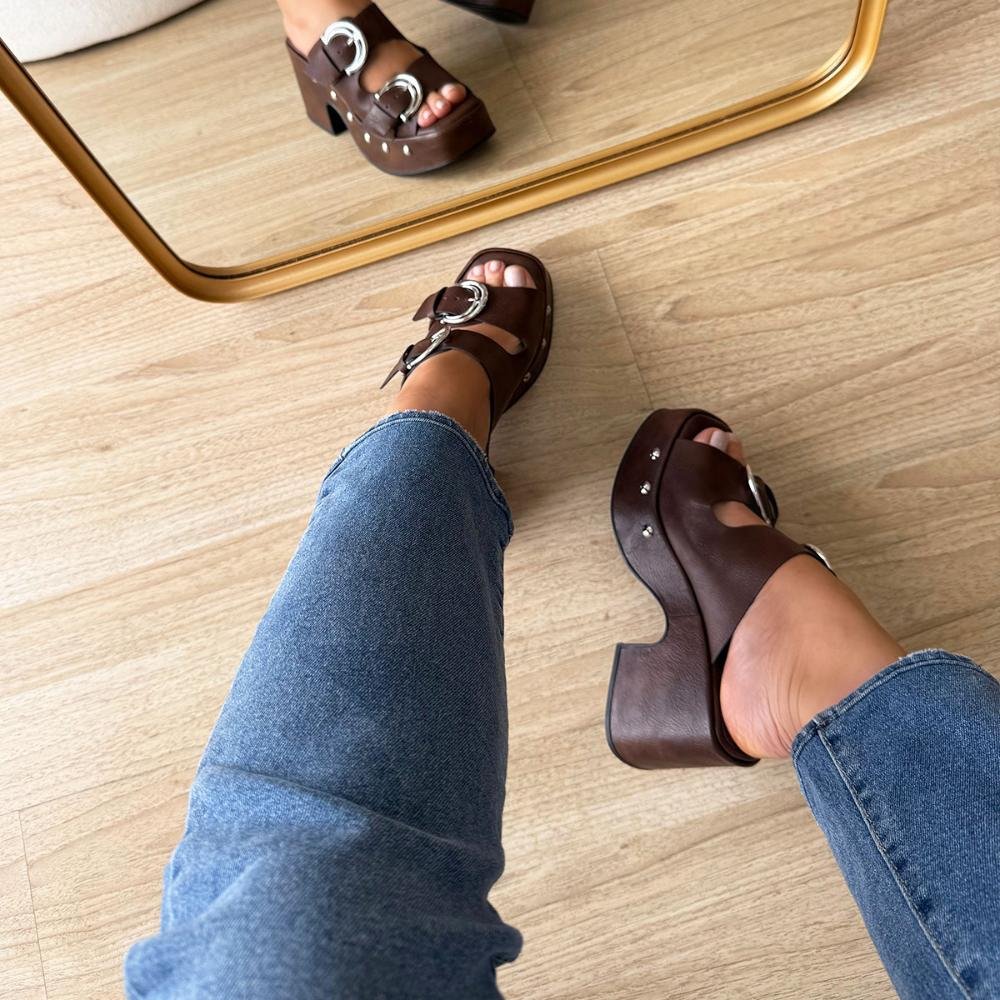 Karyn - Tamanco Plataforma Marrom Fivela Vintage com Tachas Marrom 4