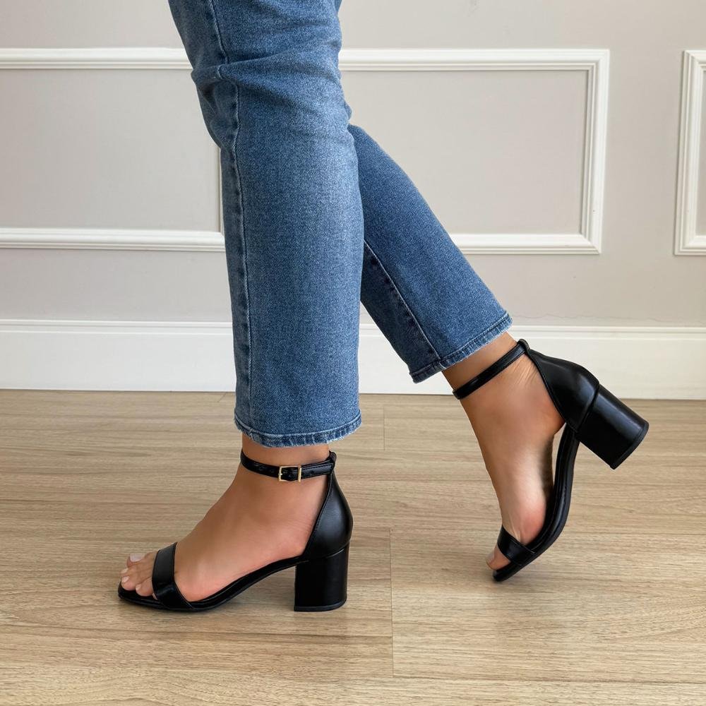 Gisele - Sandália Feminina Preta com Salto Bloco Médio Preto 7