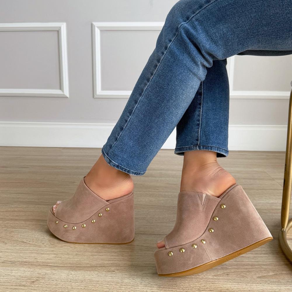 Maddy - Tamanco Anabela Camurça Bege com Tachinhas Bege 2