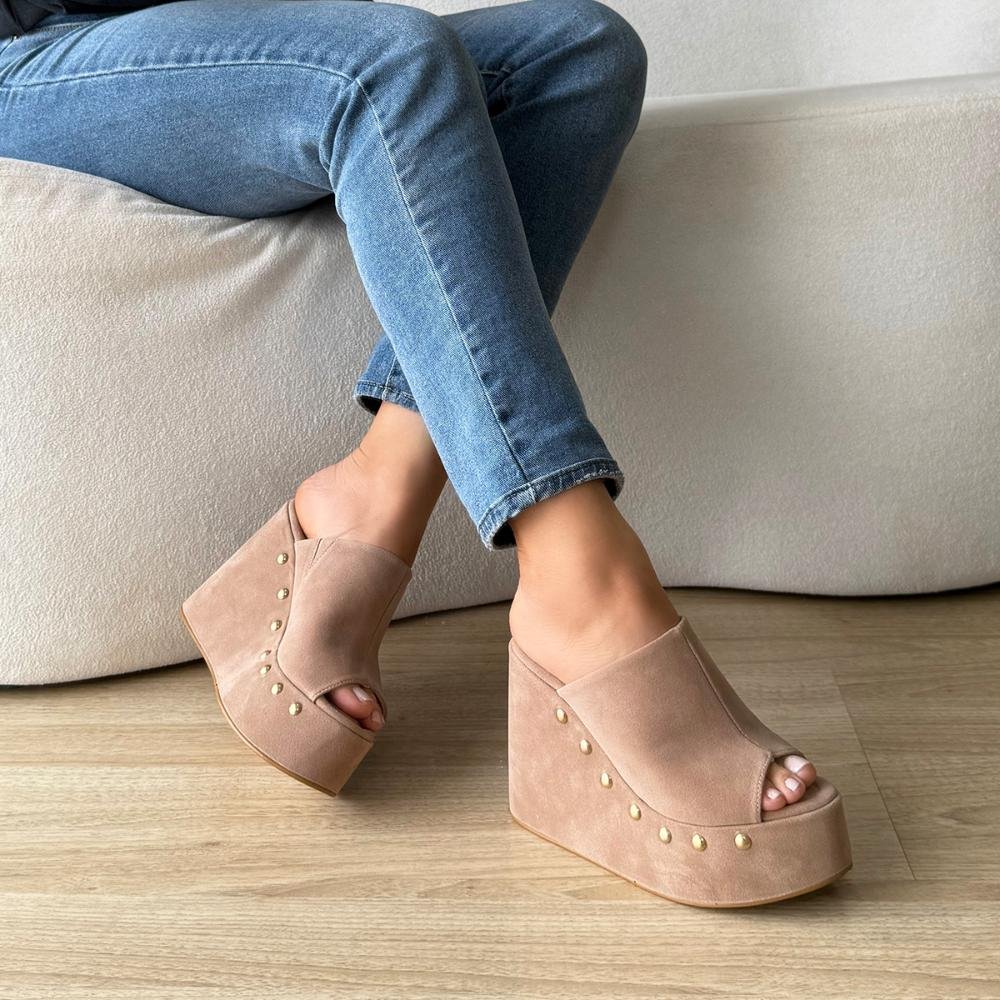 Maddy - Tamanco Anabela Camurça Bege com Tachinhas Bege 5