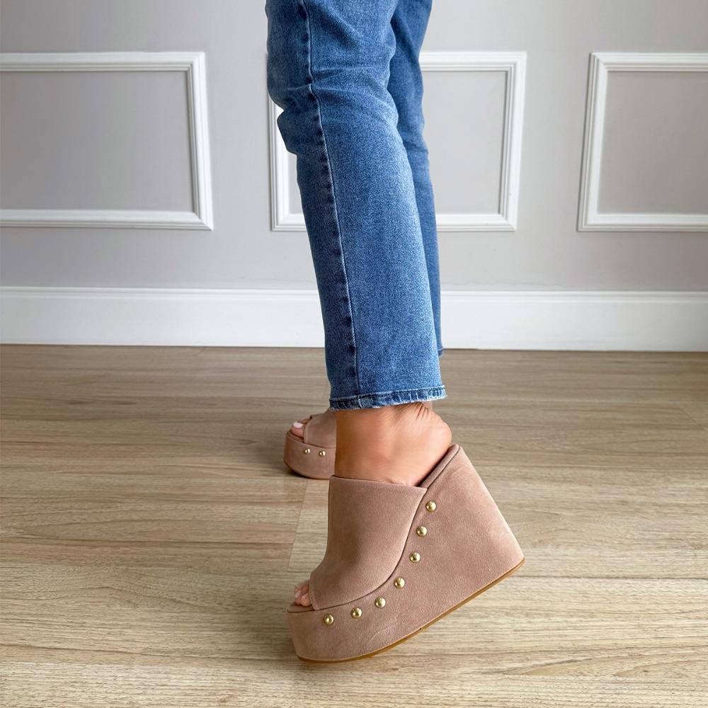 Maddy - Tamanco Anabela Camurça Bege com Tachinhas Bege 7