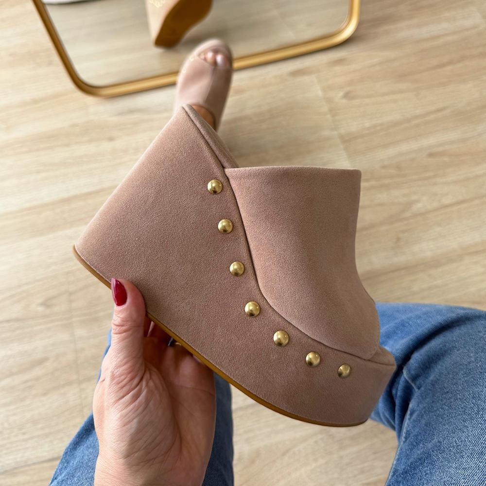 Maddy - Tamanco Anabela Camurça Bege com Tachinhas Bege 4