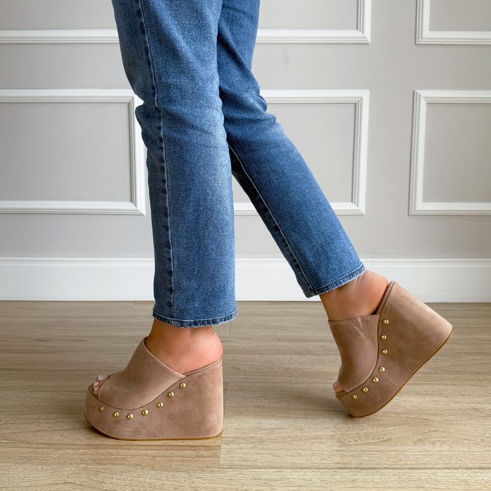 Maddy - Tamanco Anabela Camurça Bege com Tachinhas Bege 6