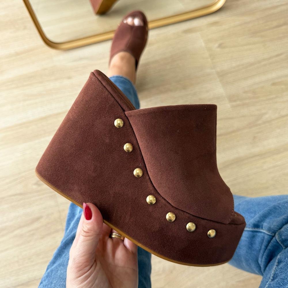 Maddy - Tamanco Anabela Camurça Marrom com Tachinhas Marrom 2