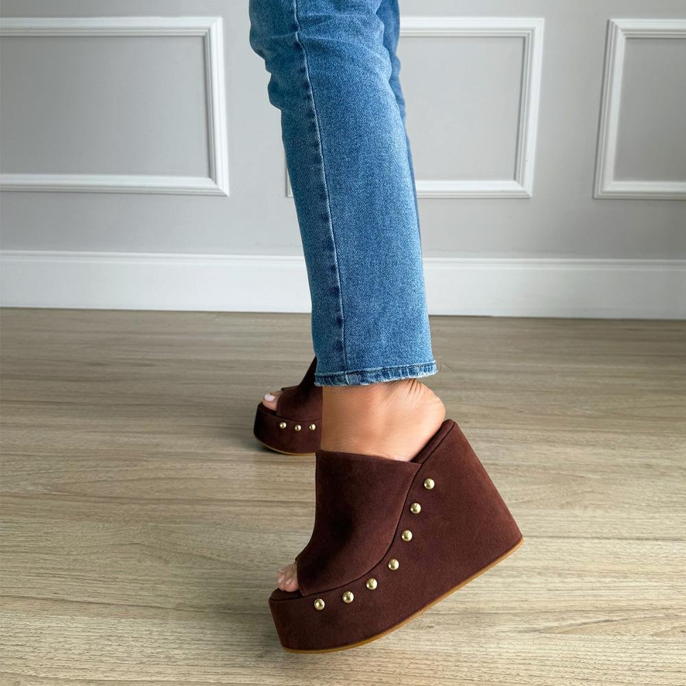 Maddy - Tamanco Anabela Camurça Marrom com Tachinhas Marrom 5