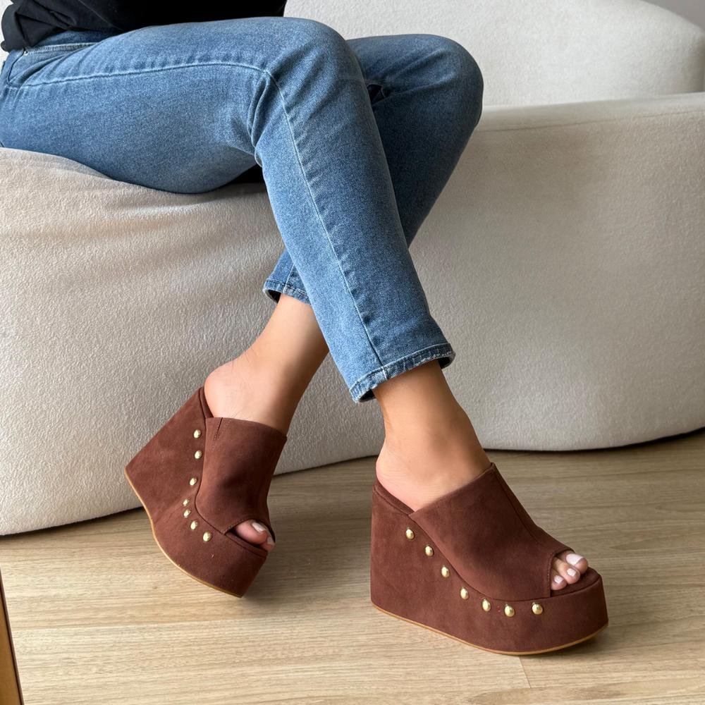 Maddy - Tamanco Anabela Camurça Marrom com Tachinhas Marrom 7