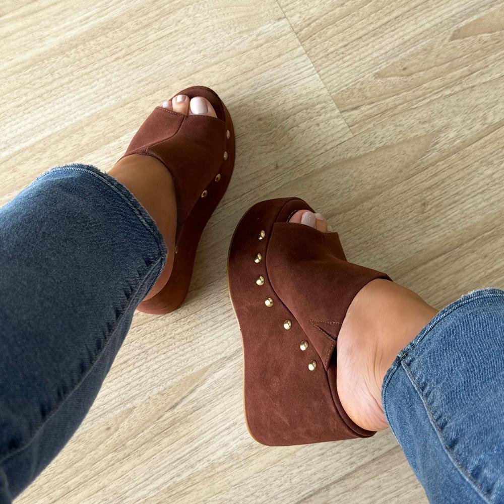 Maddy - Tamanco Anabela Camurça Marrom com Tachinhas Marrom 4