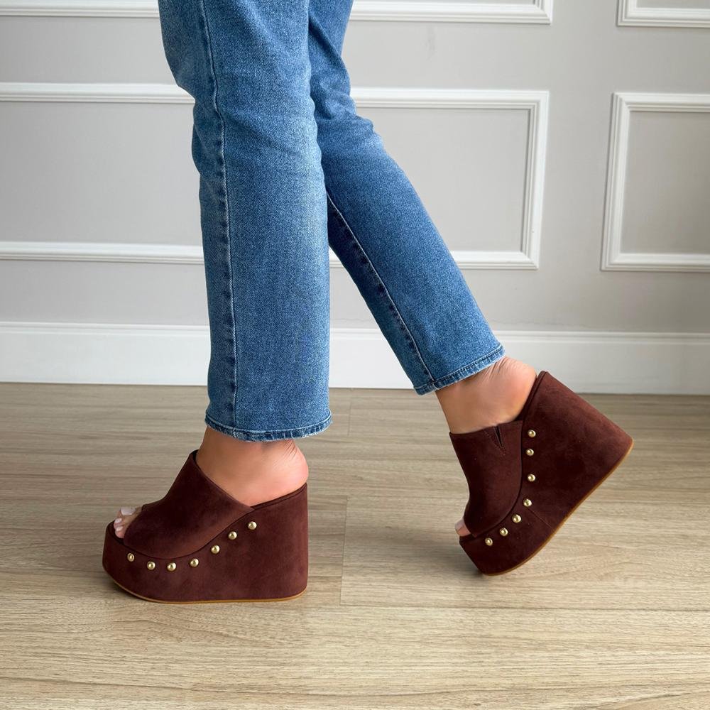 Maddy - Tamanco Anabela Camurça Marrom com Tachinhas Marrom 6