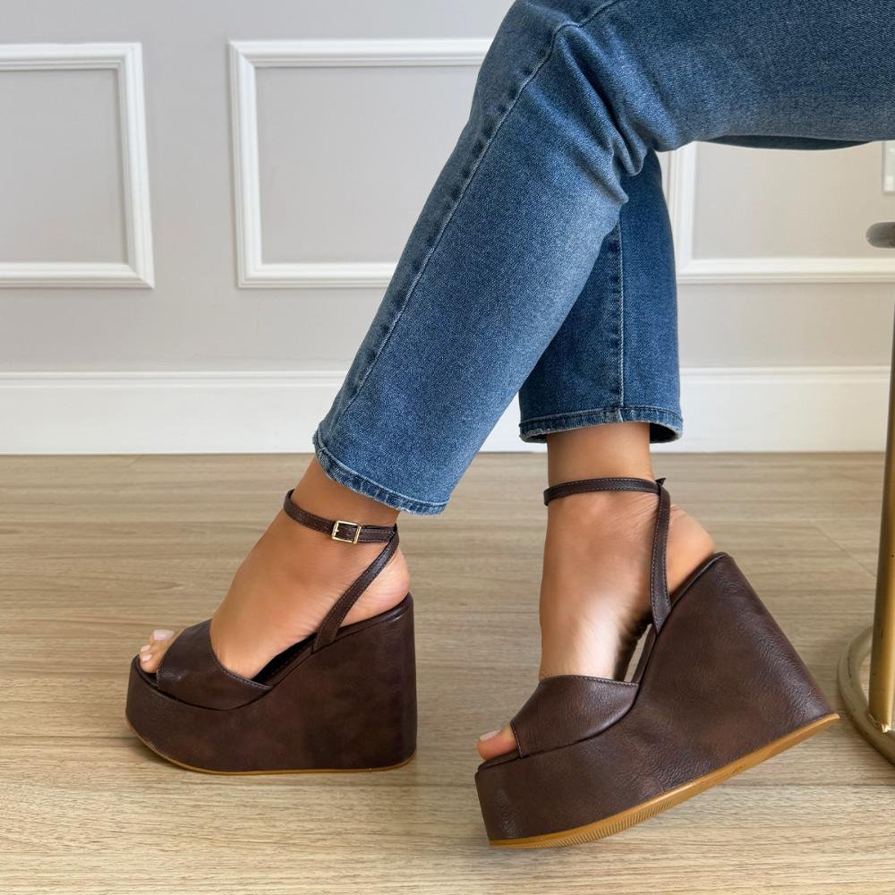 Agatha - Sandália Plataforma Anabela Marrom com Tira no Tornozelo Marrom 2