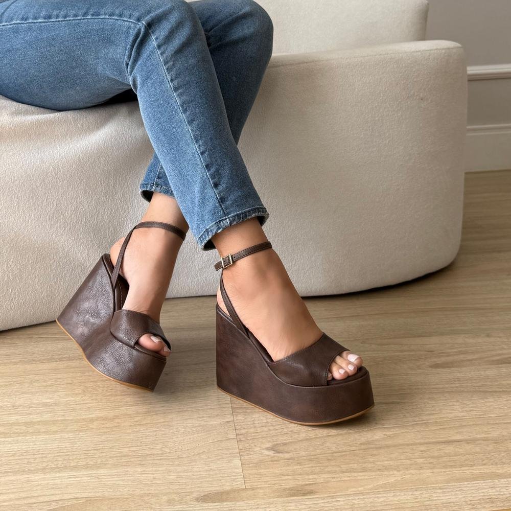 Agatha - Sandália Plataforma Anabela Marrom com Tira no Tornozelo Marrom 5