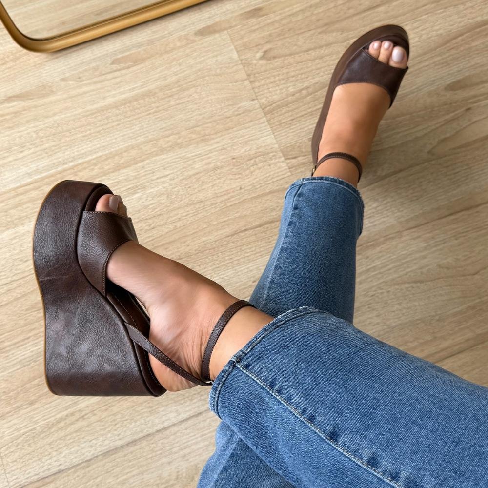 Agatha - Sandália Plataforma Anabela Marrom com Tira no Tornozelo Marrom 7