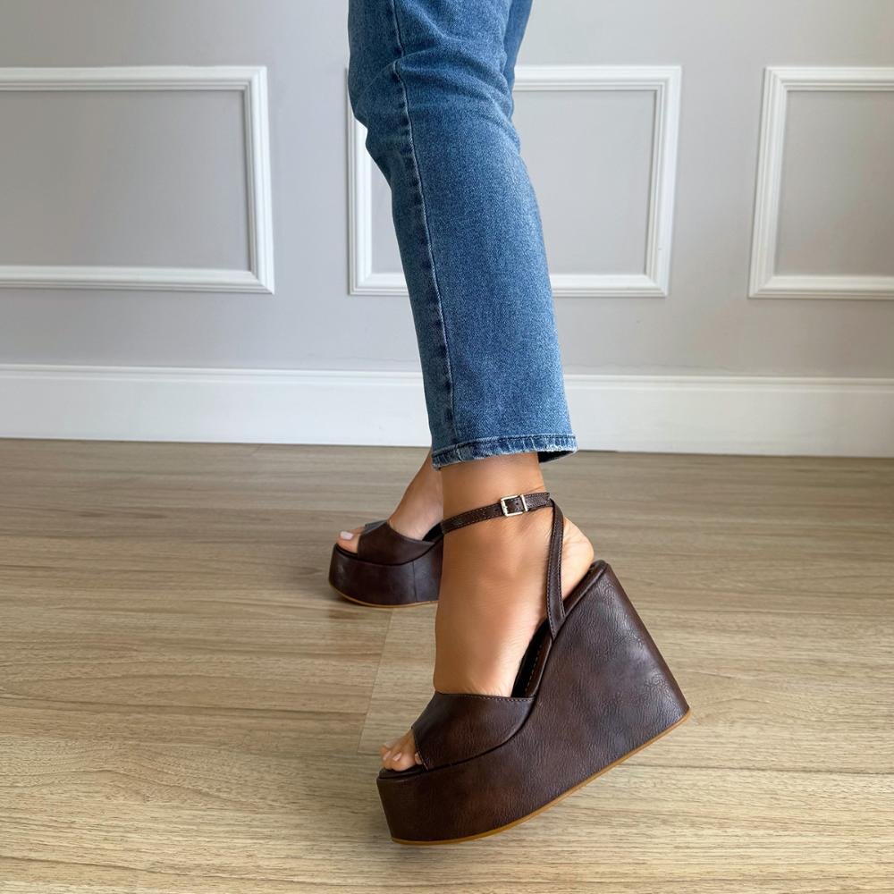 Agatha - Sandália Plataforma Anabela Marrom com Tira no Tornozelo Marrom 8