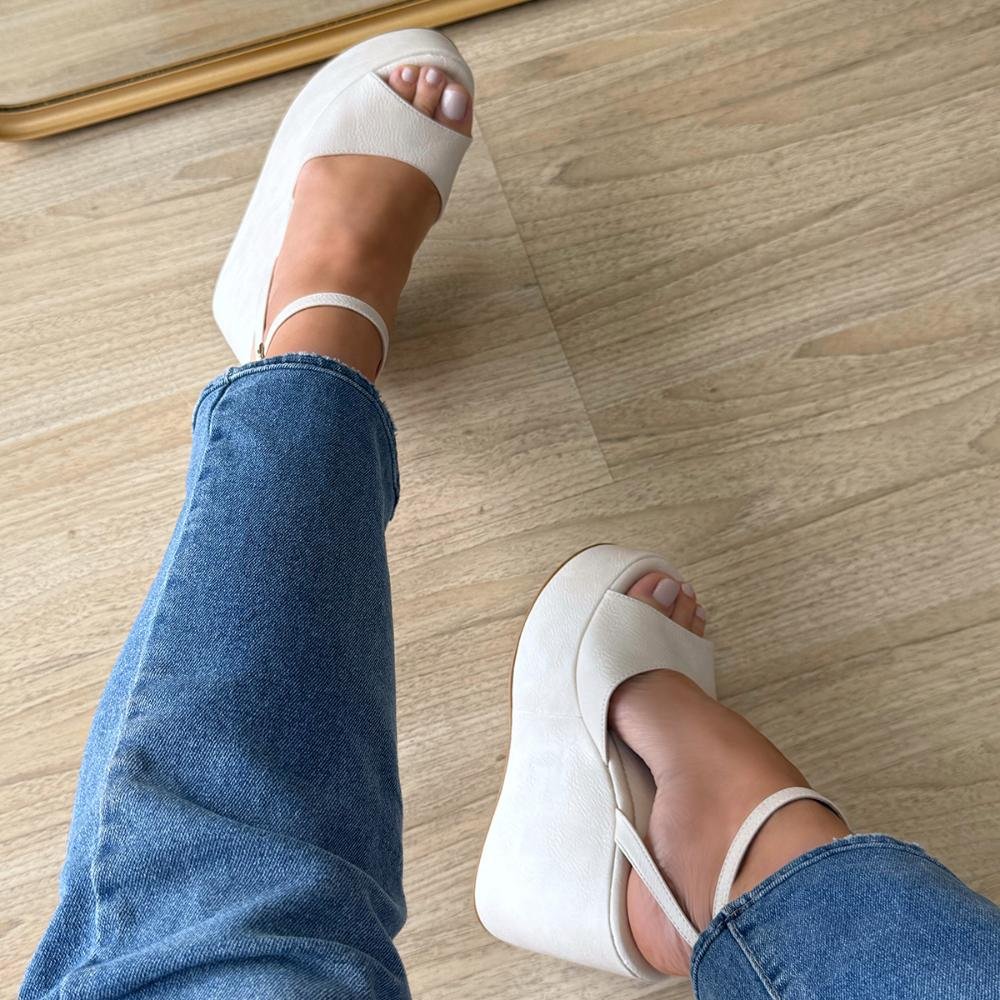 Agatha - Sandália Plataforma Anabela Off White com Tira no Tornozelo Branco 7
