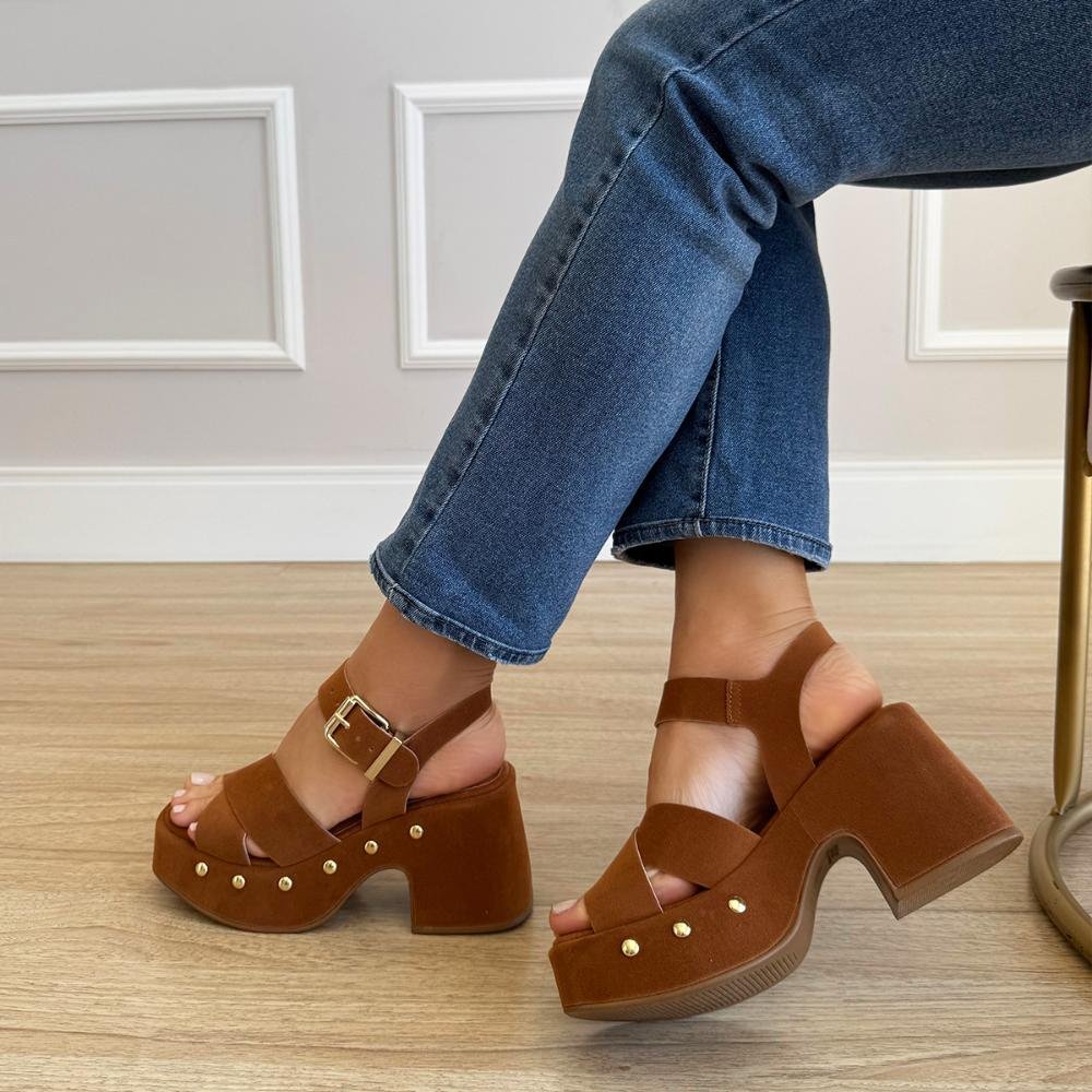 Thaysa - Sandália Plataforma Camurça Caramelo com Fivela e Tachas Marrom 2