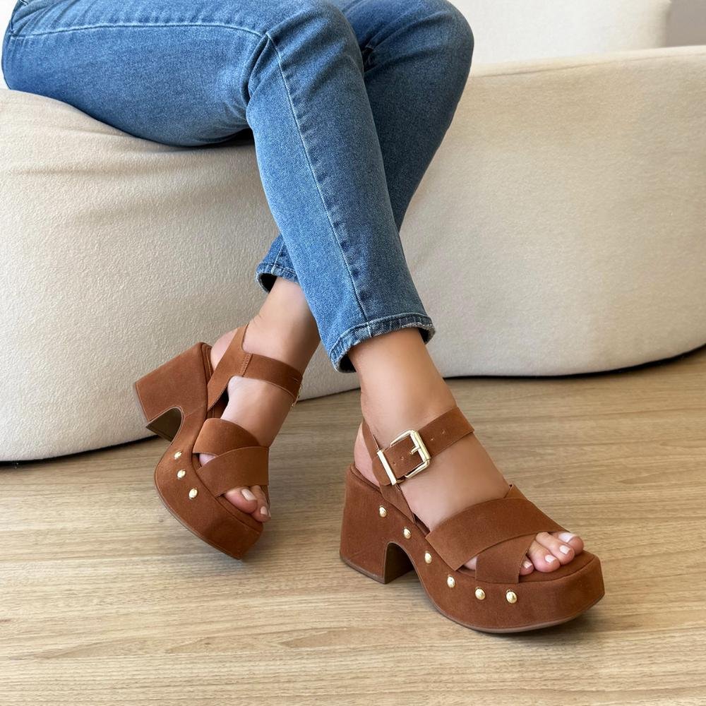 Thaysa - Sandália Plataforma Camurça Caramelo com Fivela e Tachas Marrom 4