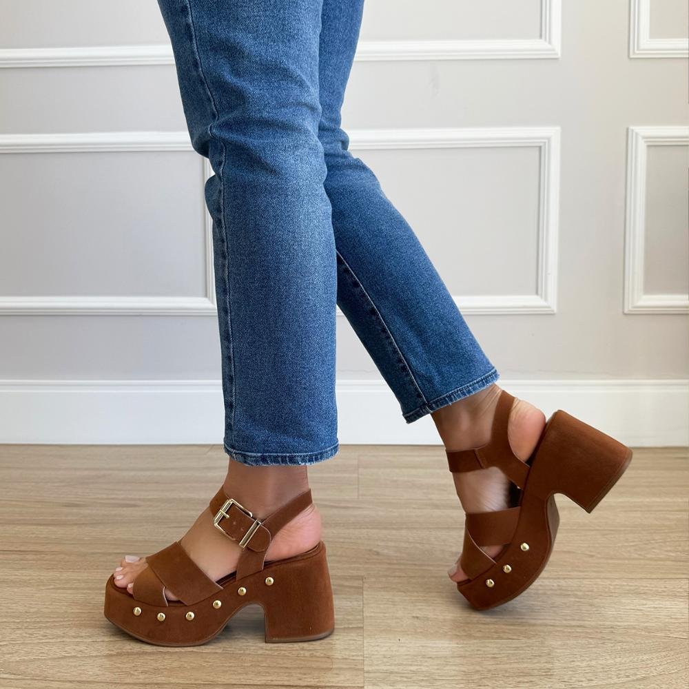 Thaysa - Sandália Plataforma Camurça Caramelo com Fivela e Tachas Marrom 5