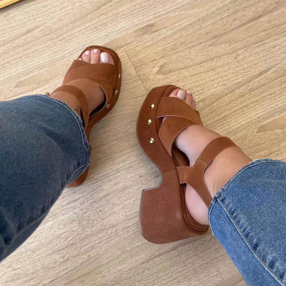 Thaysa - Sandália Plataforma Camurça Caramelo com Fivela e Tachas Marrom 6