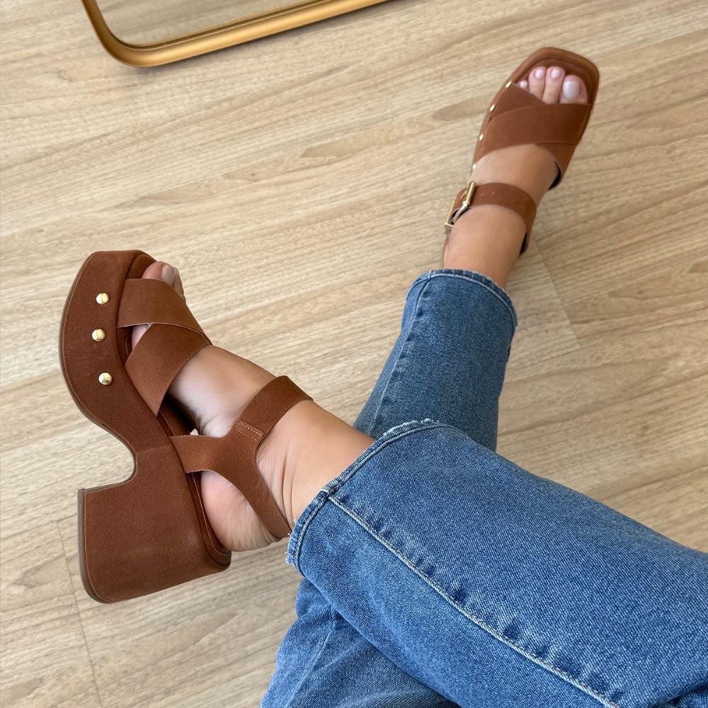 Thaysa - Sandália Plataforma Camurça Caramelo com Fivela e Tachas Marrom 7