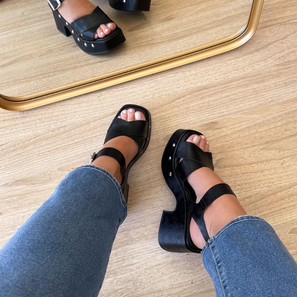 Thaysa - Sandália Plataforma Preta com Fivela e Tachas Preto 2