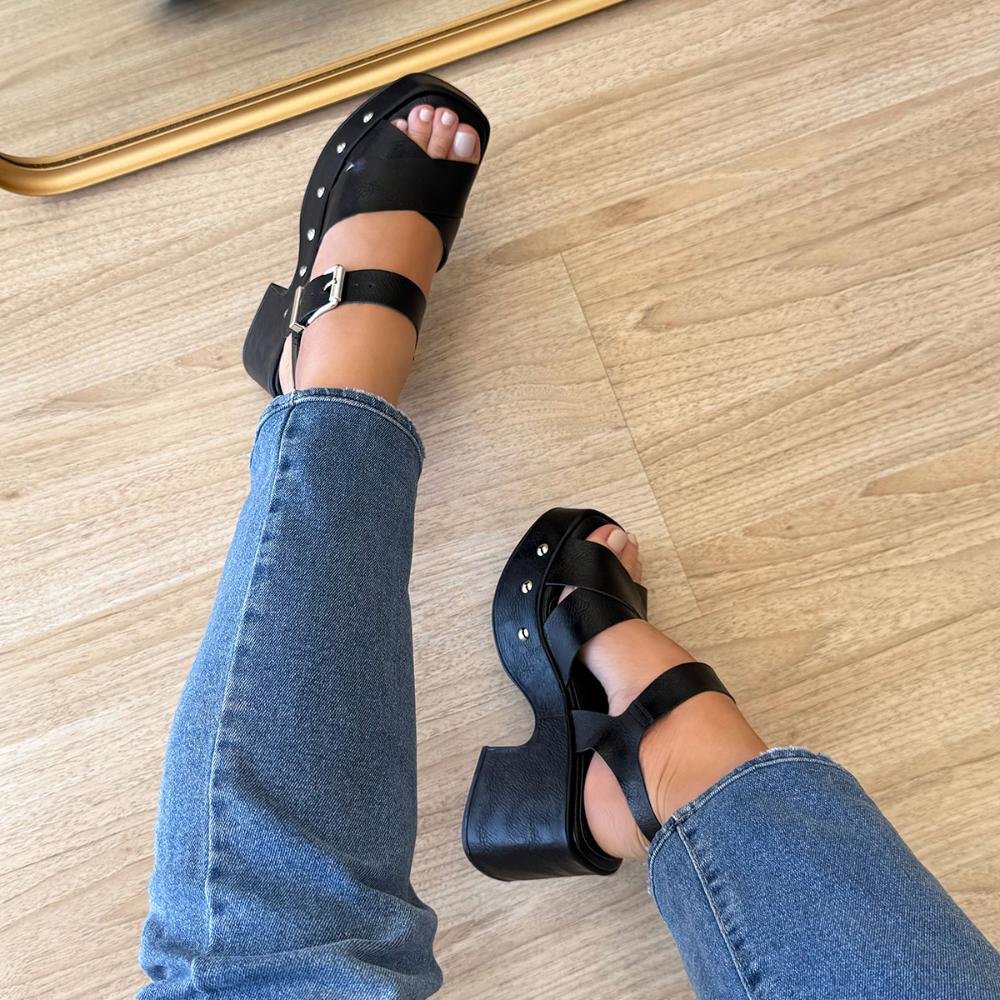 Thaysa - Sandália Plataforma Preta com Fivela e Tachas Preto 4