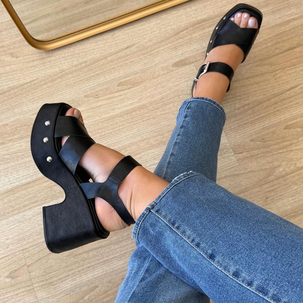 Thaysa - Sandália Plataforma Preta com Fivela e Tachas Preto 5