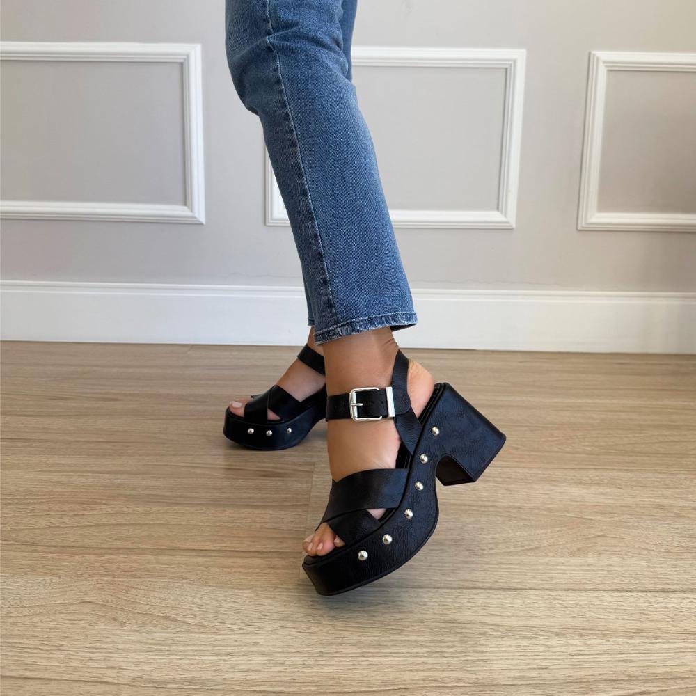 Thaysa - Sandália Plataforma Preta com Fivela e Tachas Preto 6