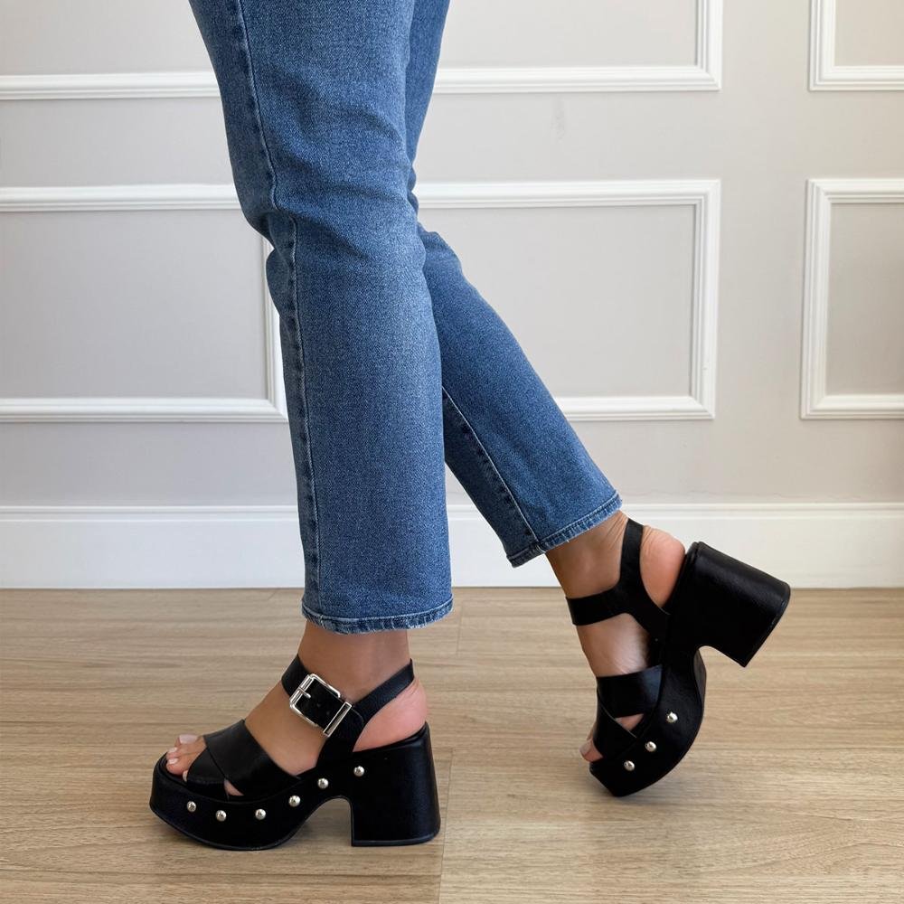 Thaysa - Sandália Plataforma Preta com Fivela e Tachas Preto 7