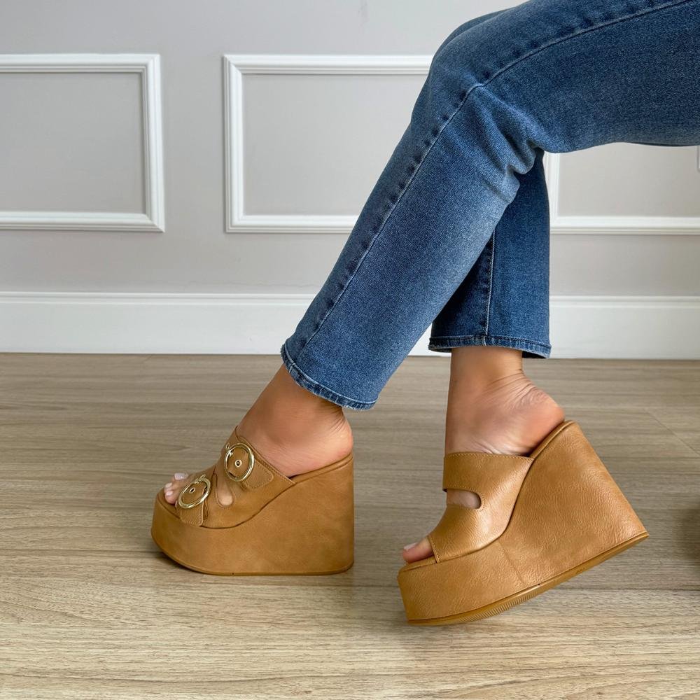 Luany - Tamanco Plataforma Bege com Fivelas Douradas Bege 2