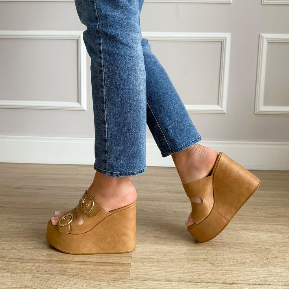 Luany - Tamanco Plataforma Bege com Fivelas Douradas Bege 4