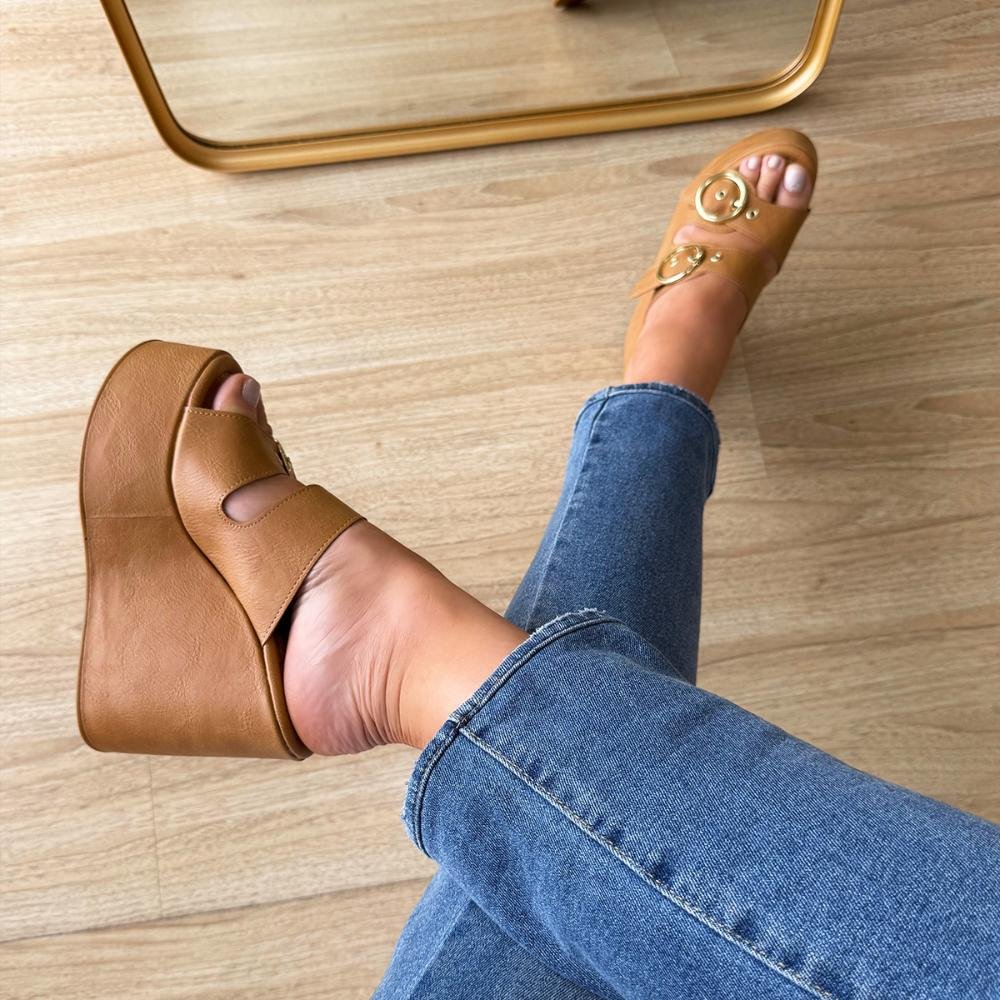 Luany - Tamanco Plataforma Bege com Fivelas Douradas Bege 5