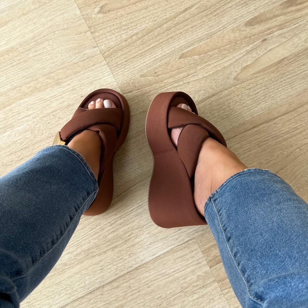 Anne - Tamanco Plataforma Lycra Marrom com Fivela Dourada Marrom 2