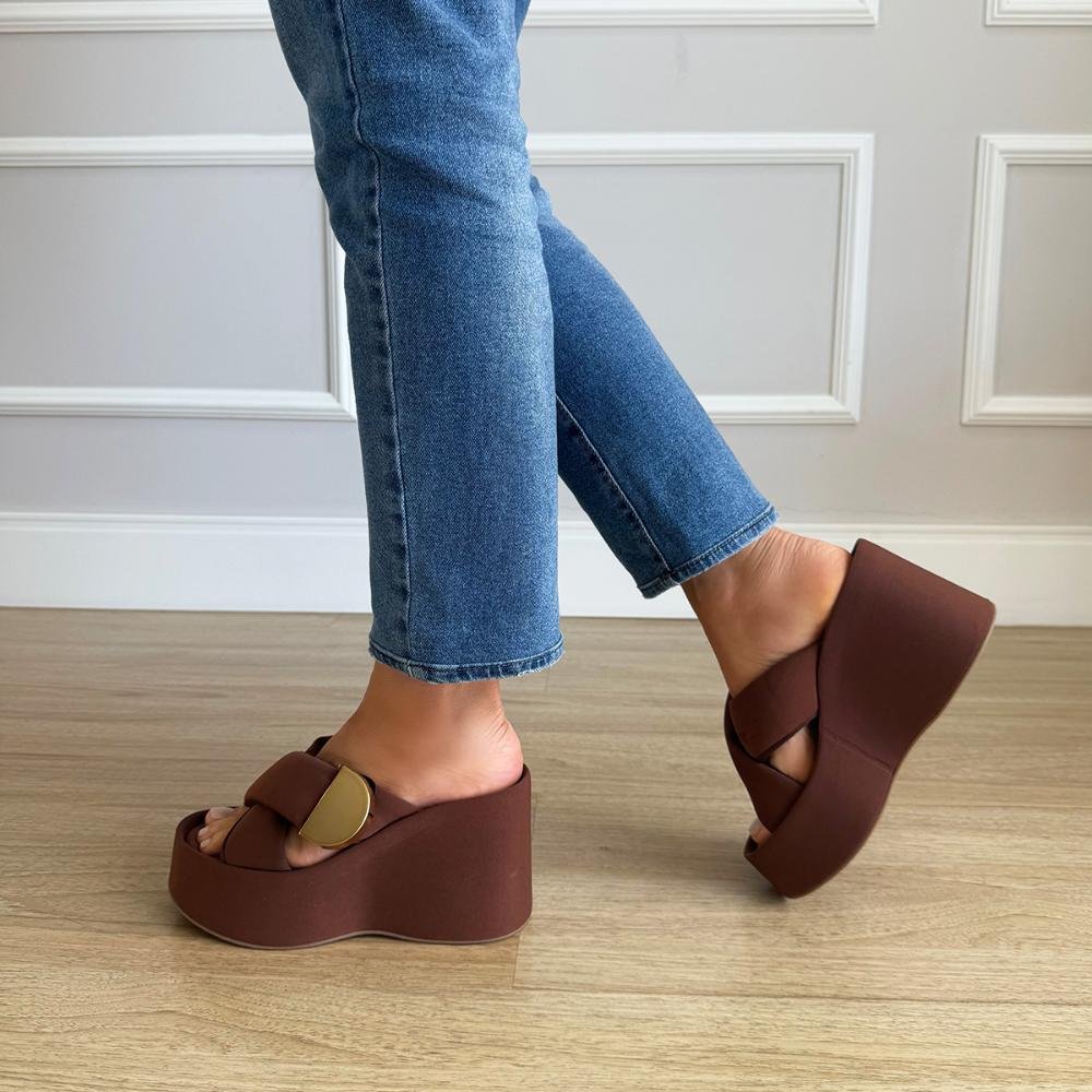 Anne - Tamanco Plataforma Lycra Marrom com Fivela Dourada Marrom 7