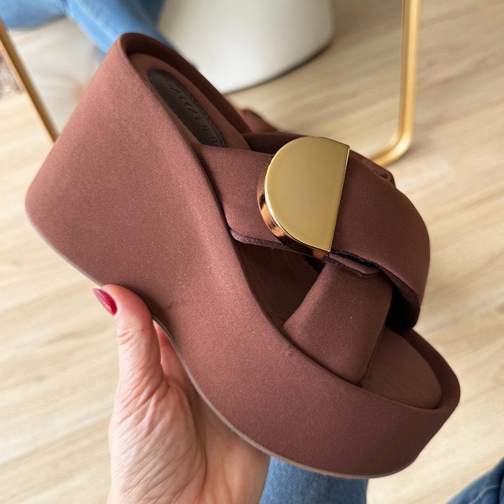 Anne - Tamanco Plataforma Lycra Marrom com Fivela Dourada Marrom 8