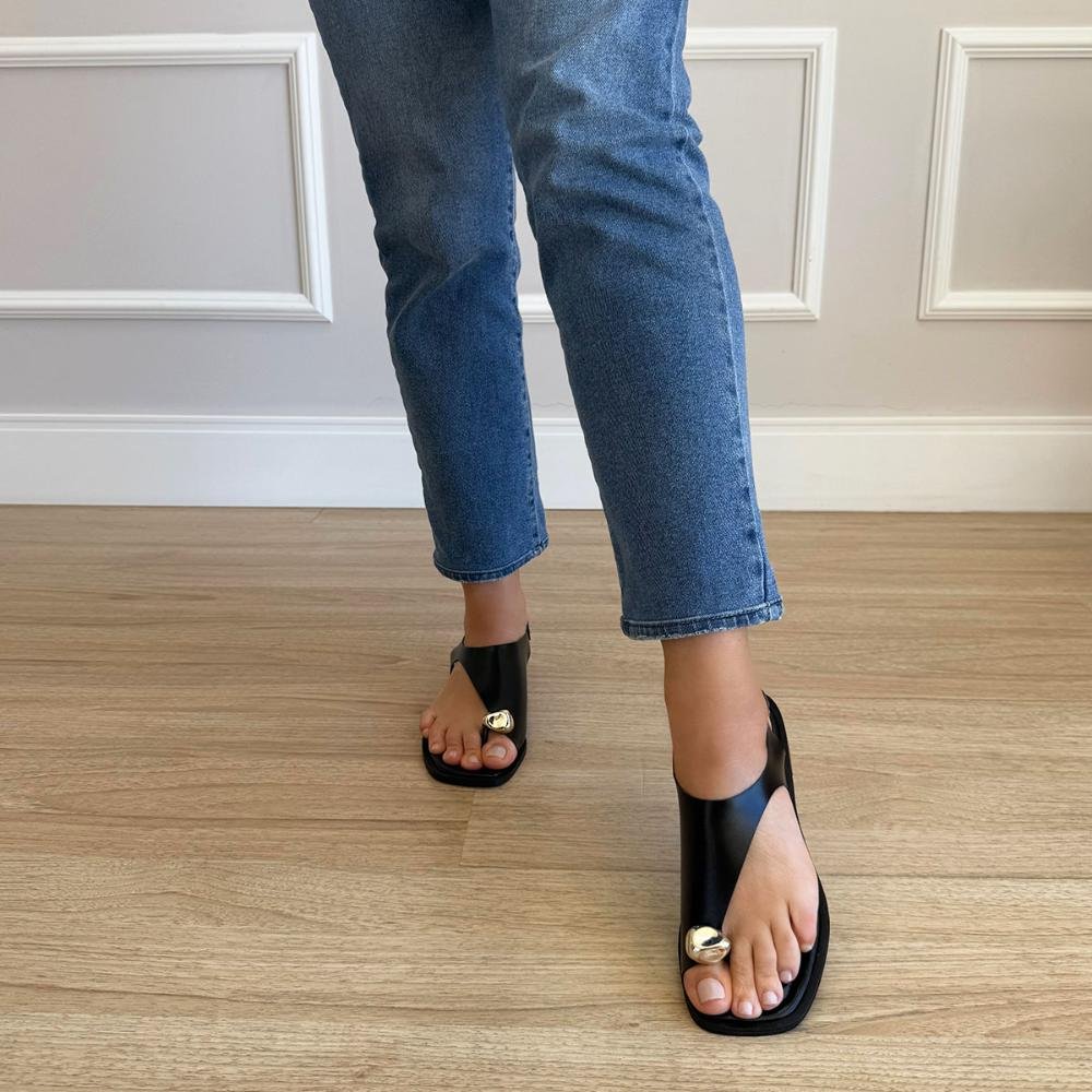 Dalila - Sandália Rasteira Preta Minimal Metal Detalhe Moderno Preto 7