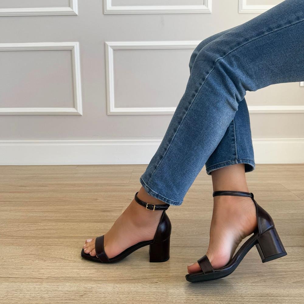 Gisele - Sandália Feminina Marrom com Salto Bloco Médio Marrom 2