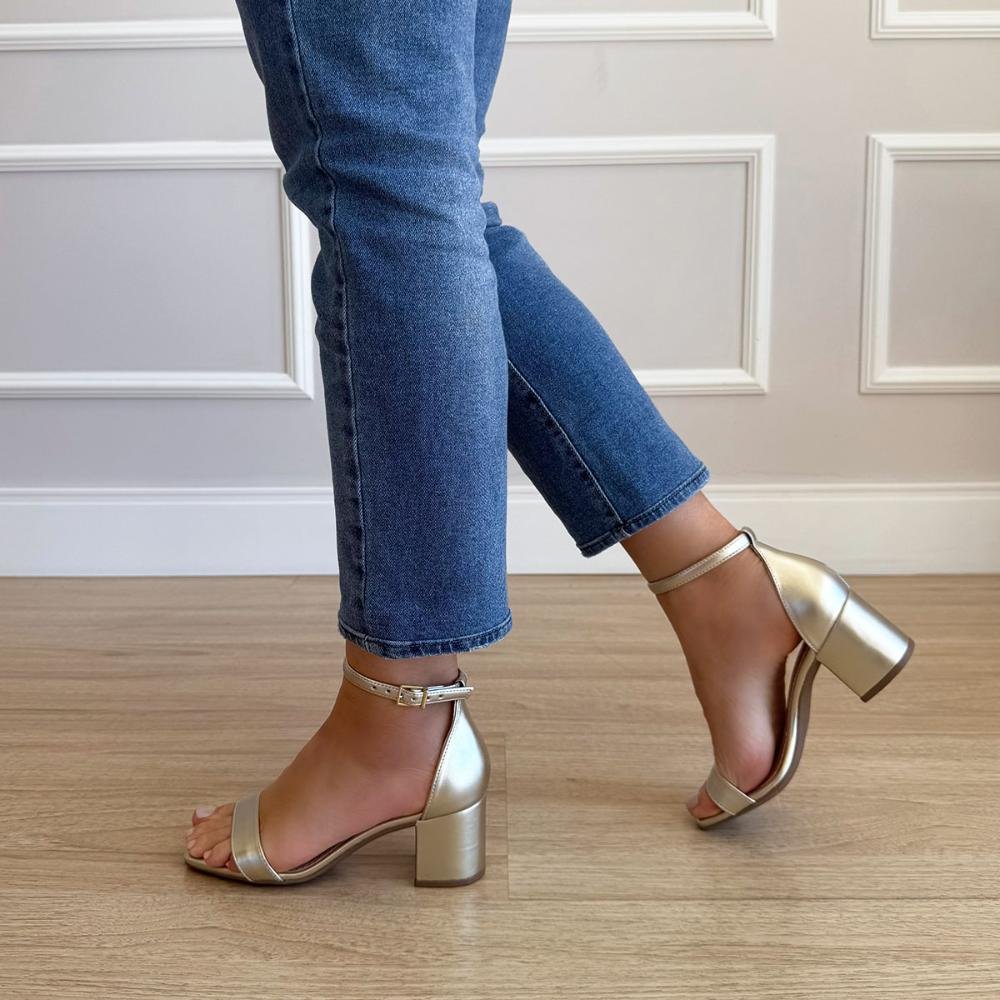 Gisele - Sandália Feminina Dourada com Salto Bloco Médio Dourado 6