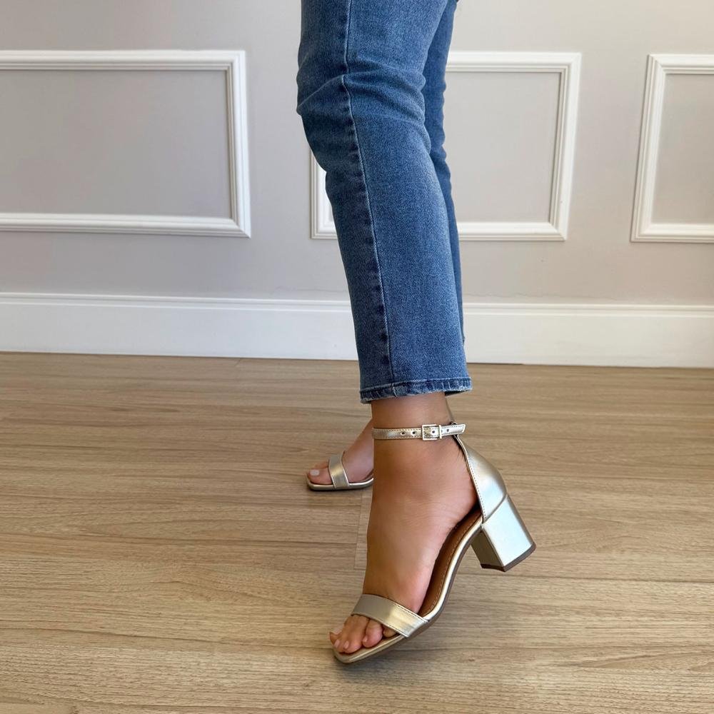 Gisele - Sandália Feminina Dourada com Salto Bloco Médio Dourado 8